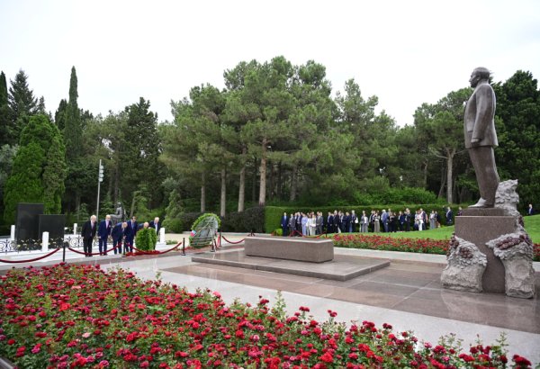 QDİƏT PA-nın 65-ci plenar sessiyasının iştirakçıları Fəxri xiyabanı ziyarət edib (FOTO)