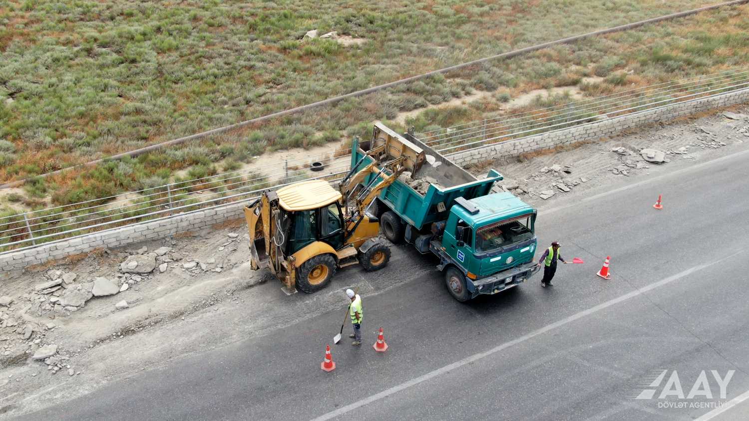 Binəqədi-Görədil və Binəqədi-Balaxanı avtomobil yollarının kəsişməsində təmir işləri aparılır (FOTO)