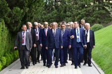 QDİƏT PA-nın 65-ci plenar sessiyasının iştirakçıları Fəxri xiyabanı ziyarət edib (FOTO)