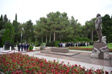 QDİƏT PA-nın 65-ci plenar sessiyasının iştirakçıları Fəxri xiyabanı ziyarət edib (FOTO)