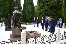 QDİƏT PA-nın 65-ci plenar sessiyasının iştirakçıları Fəxri xiyabanı ziyarət edib (FOTO)