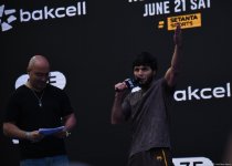 UFC Xəzərin sahilində: Döyüşçülər Bakının mərkəzində açıq məşq keçirib (FOTO)