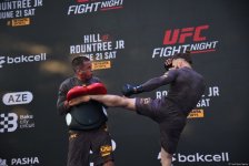 UFC Xəzərin sahilində: Döyüşçülər Bakının mərkəzində açıq məşq keçirib (FOTO)