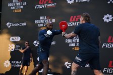 UFC Xəzərin sahilində: Döyüşçülər Bakının mərkəzində açıq məşq keçirib (FOTO)