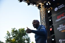 UFC Xəzərin sahilində: Döyüşçülər Bakının mərkəzində açıq məşq keçirib (FOTO)