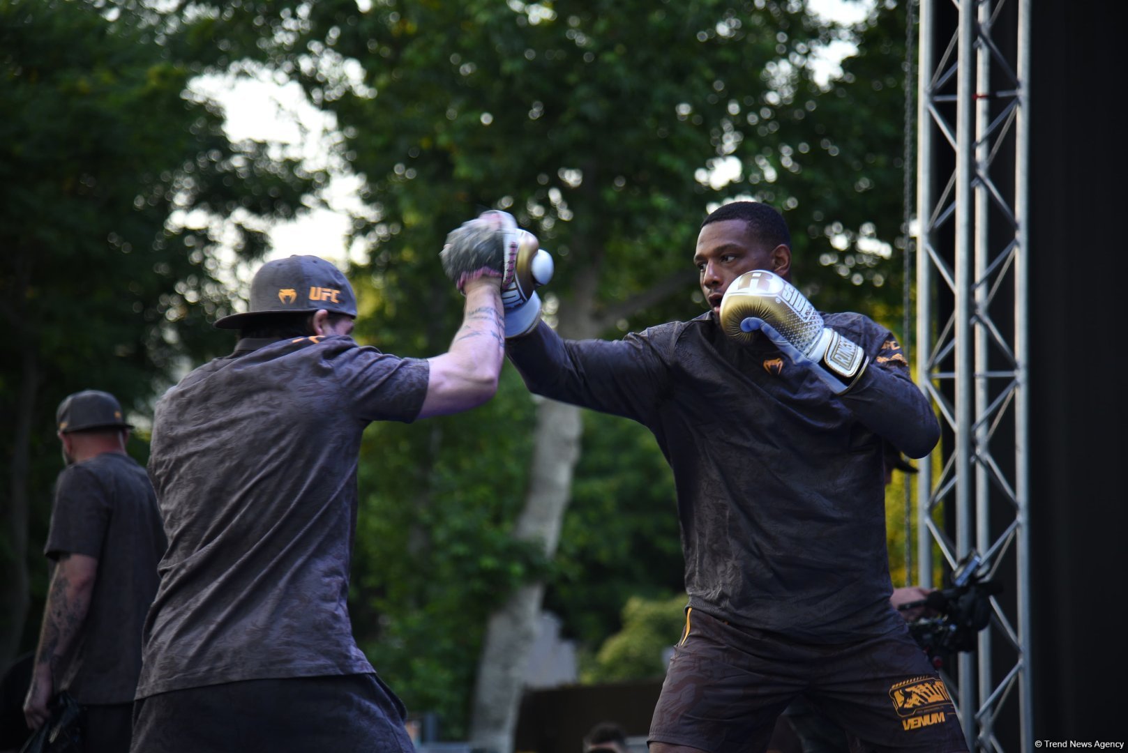 UFC Xəzərin sahilində: Döyüşçülər Bakının mərkəzində açıq məşq keçirib (FOTO)
