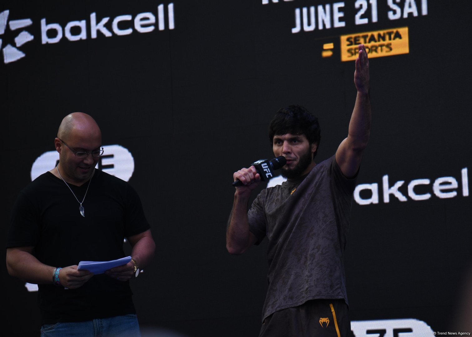 UFC Xəzərin sahilində: Döyüşçülər Bakının mərkəzində açıq məşq keçirib (FOTO)