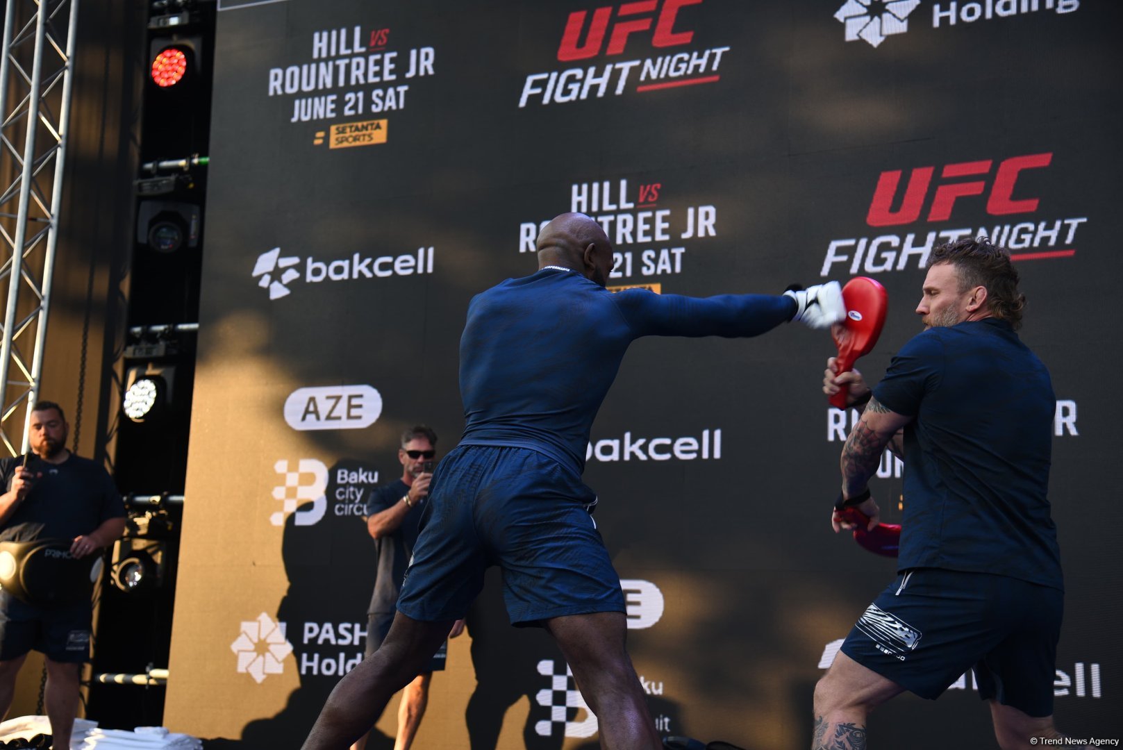 UFC Xəzərin sahilində: Döyüşçülər Bakının mərkəzində açıq məşq keçirib (FOTO)