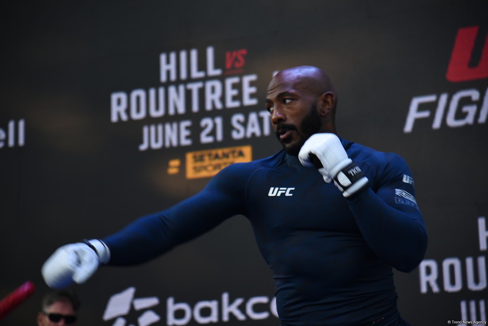 UFC Xəzərin sahilində: Döyüşçülər Bakının mərkəzində açıq məşq keçirib (FOTO)