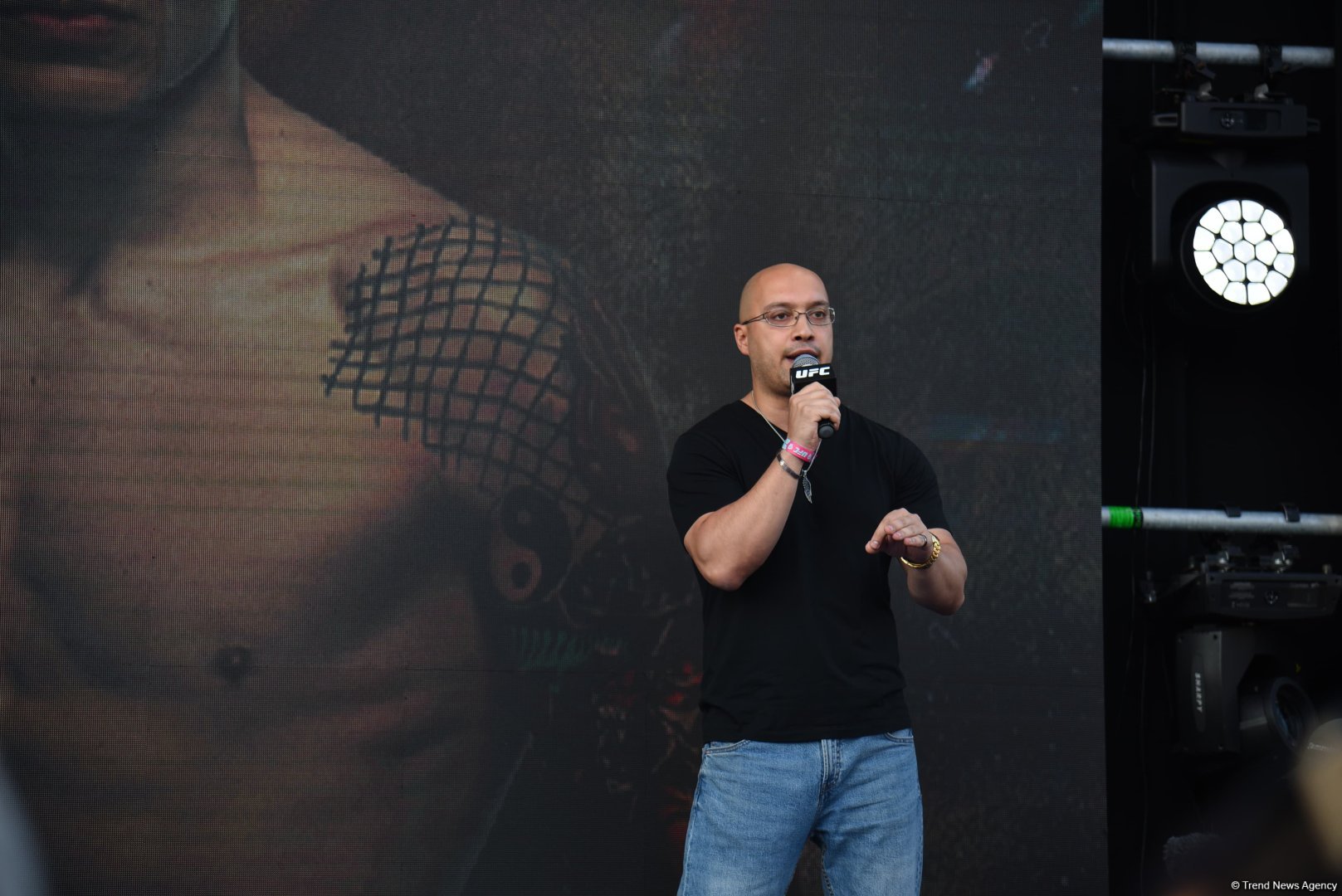 UFC Xəzərin sahilində: Döyüşçülər Bakının mərkəzində açıq məşq keçirib (FOTO)
