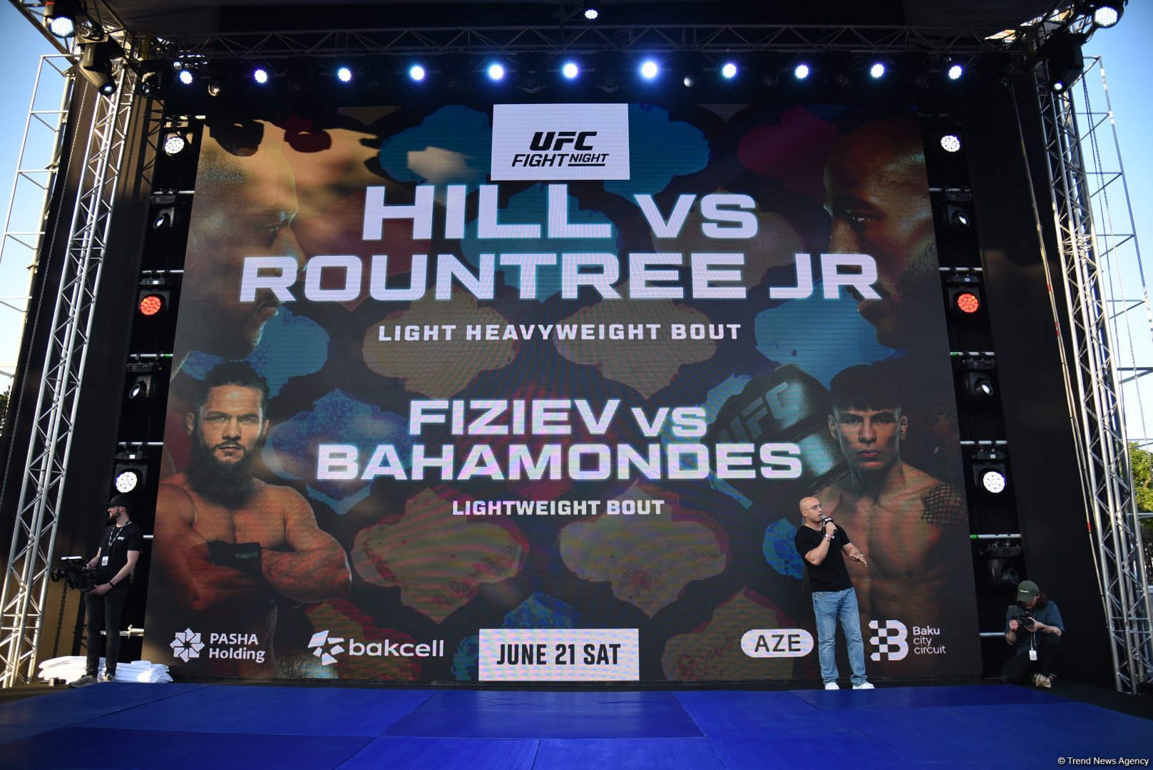UFC Xəzərin sahilində: Döyüşçülər Bakının mərkəzində açıq məşq keçirib (FOTO)