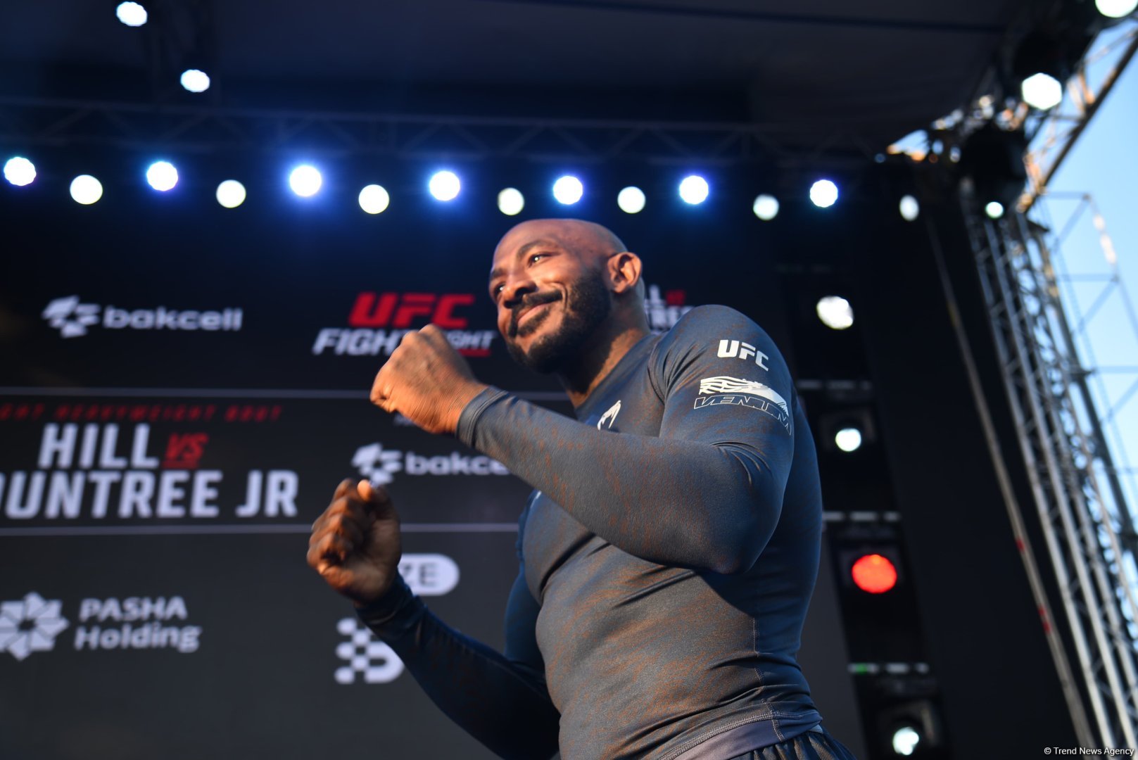 UFC Xəzərin sahilində: Döyüşçülər Bakının mərkəzində açıq məşq keçirib (FOTO)