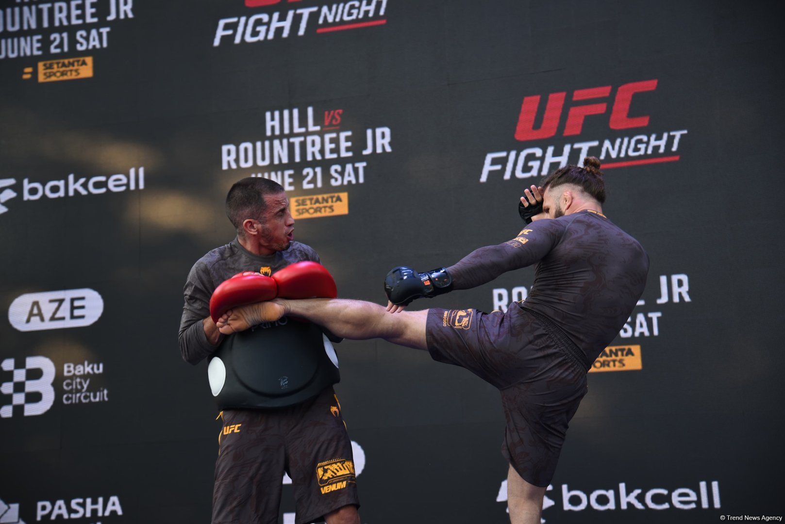UFC Xəzərin sahilində: Döyüşçülər Bakının mərkəzində açıq məşq keçirib (FOTO)