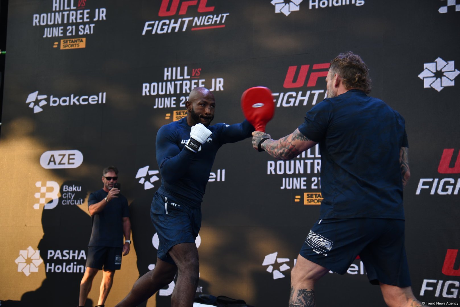 UFC Xəzərin sahilində: Döyüşçülər Bakının mərkəzində açıq məşq keçirib (FOTO)