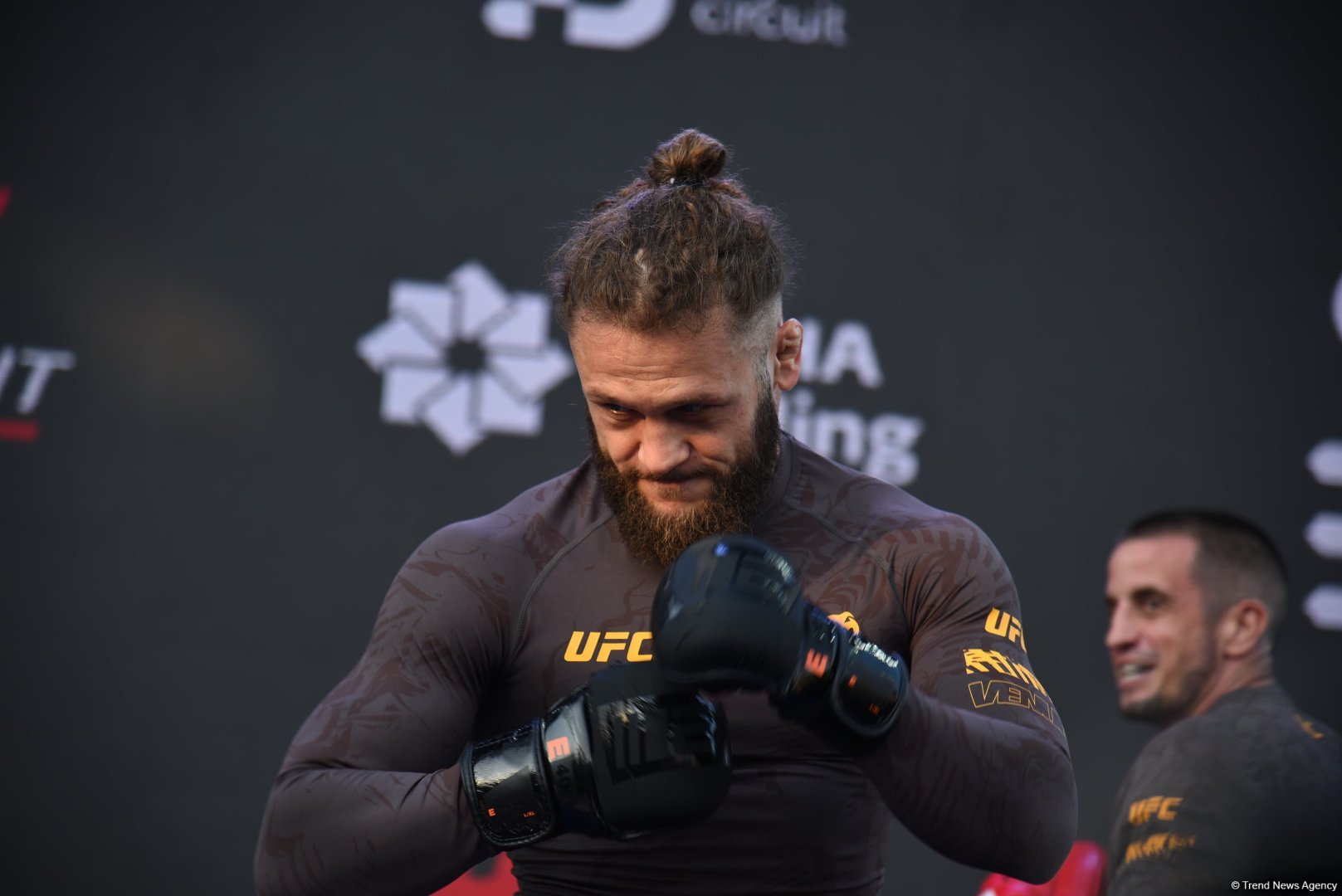 UFC Xəzərin sahilində: Döyüşçülər Bakının mərkəzində açıq məşq keçirib (FOTO)