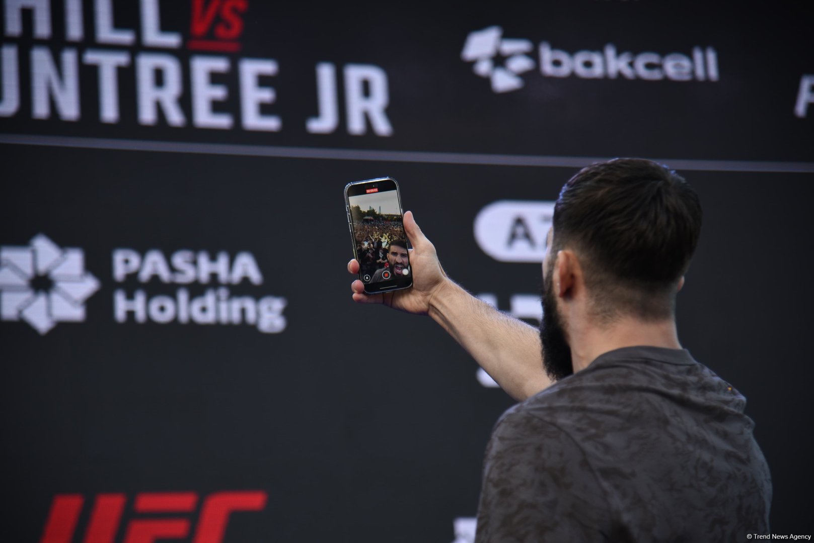 UFC Xəzərin sahilində: Döyüşçülər Bakının mərkəzində açıq məşq keçirib (FOTO)