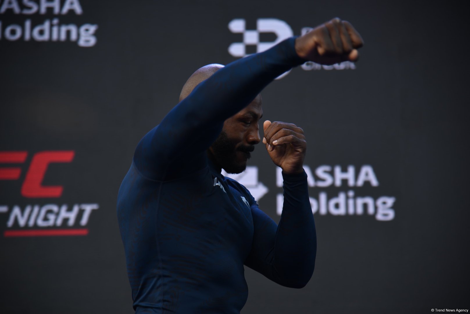 UFC Xəzərin sahilində: Döyüşçülər Bakının mərkəzində açıq məşq keçirib (FOTO)