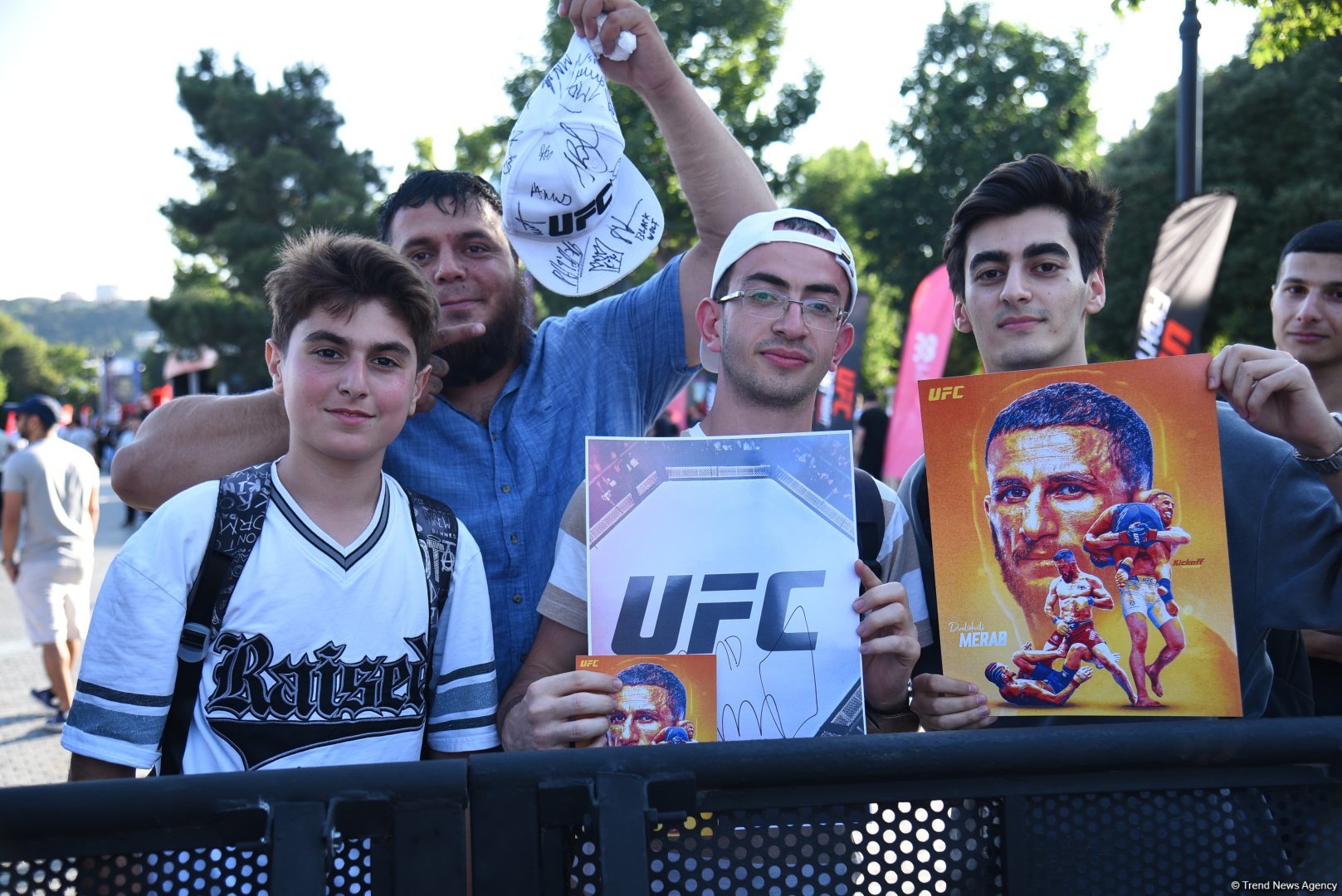 UFC Xəzərin sahilində: Döyüşçülər Bakının mərkəzində açıq məşq keçirib (FOTO)