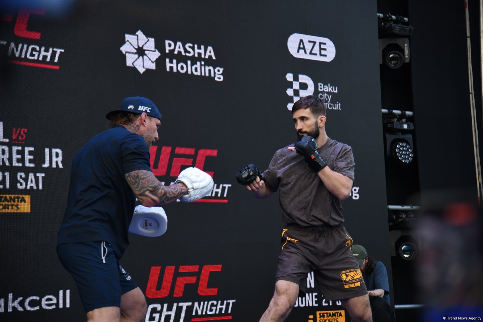 UFC Xəzərin sahilində: Döyüşçülər Bakının mərkəzində açıq məşq keçirib (FOTO)