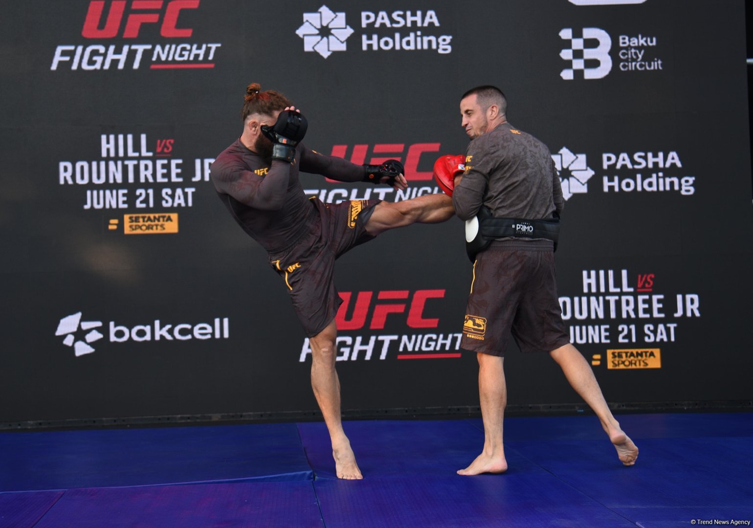 UFC Xəzərin sahilində: Döyüşçülər Bakının mərkəzində açıq məşq keçirib (FOTO)