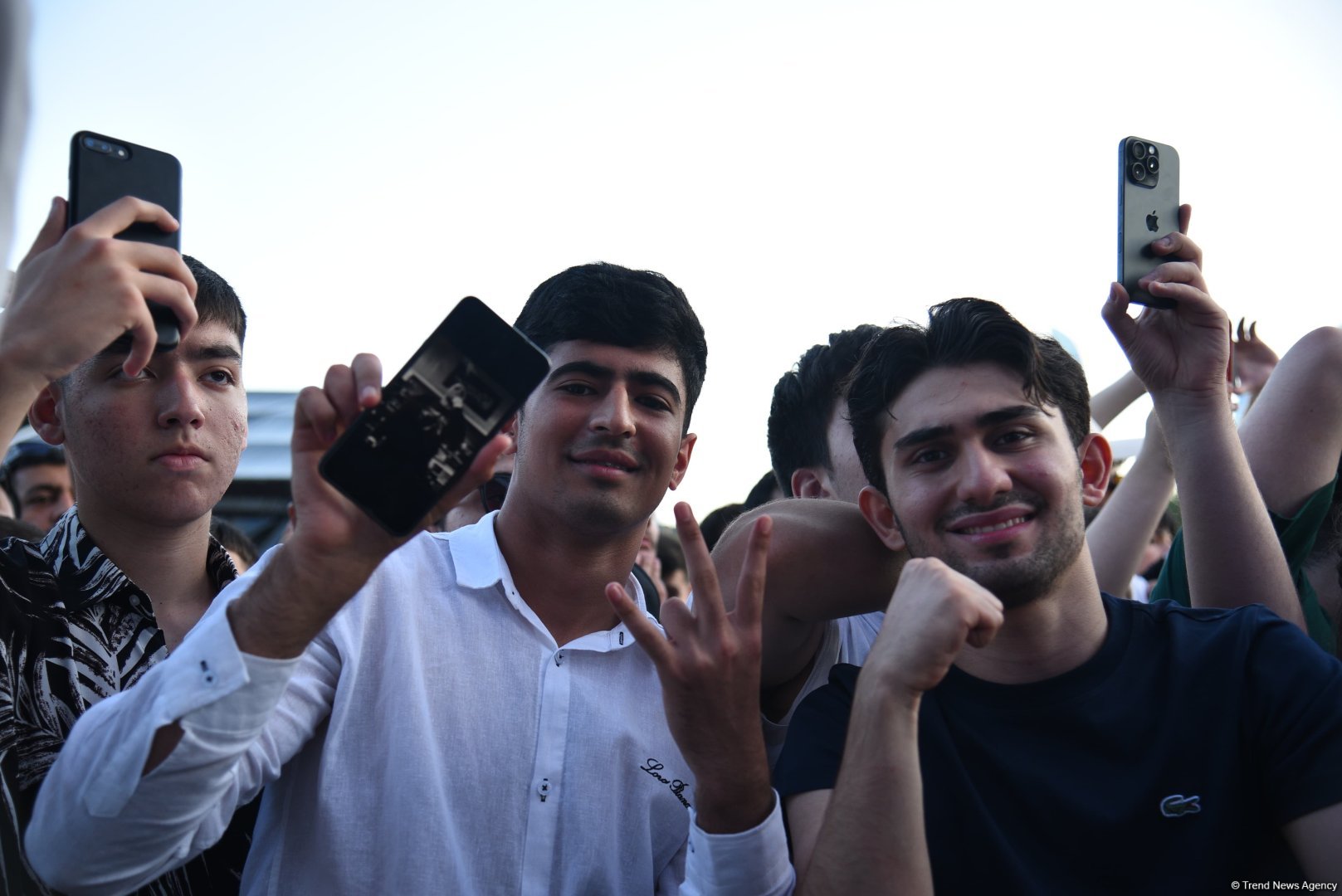 UFC Xəzərin sahilində: Döyüşçülər Bakının mərkəzində açıq məşq keçirib (FOTO)