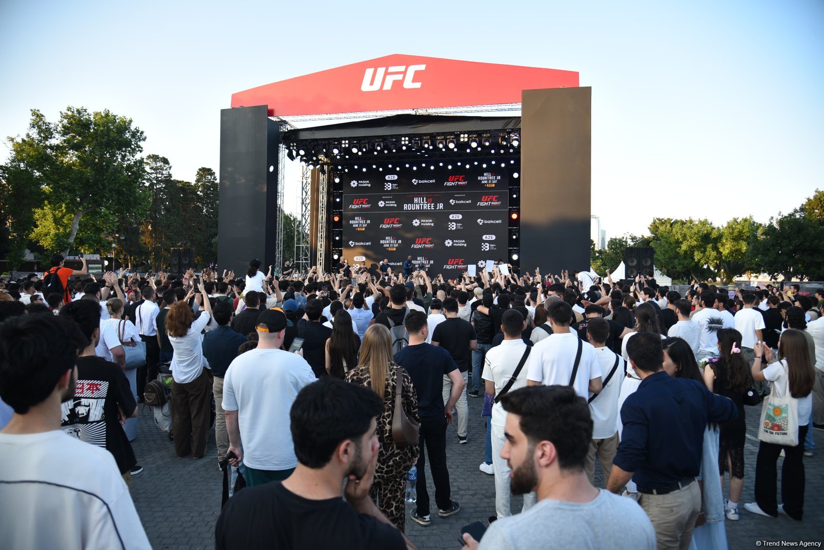 UFC Xəzərin sahilində: Döyüşçülər Bakının mərkəzində açıq məşq keçirib (FOTO)