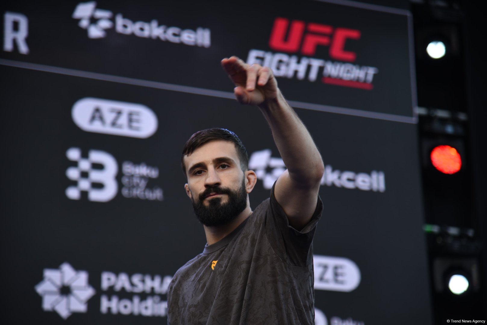 UFC Xəzərin sahilində: Döyüşçülər Bakının mərkəzində açıq məşq keçirib (FOTO)