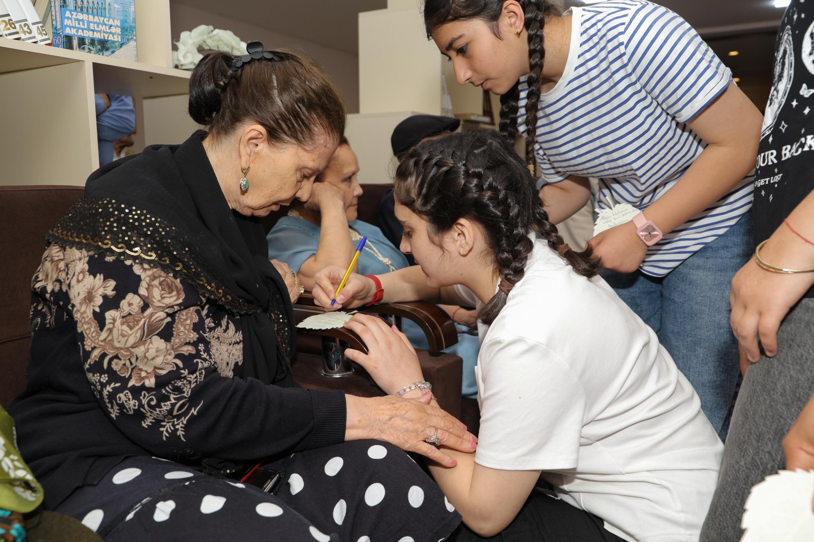 Azercell diqqət və qayğıya ehtiyacı olan iki nəsli bir araya gətirdi (FOTO)