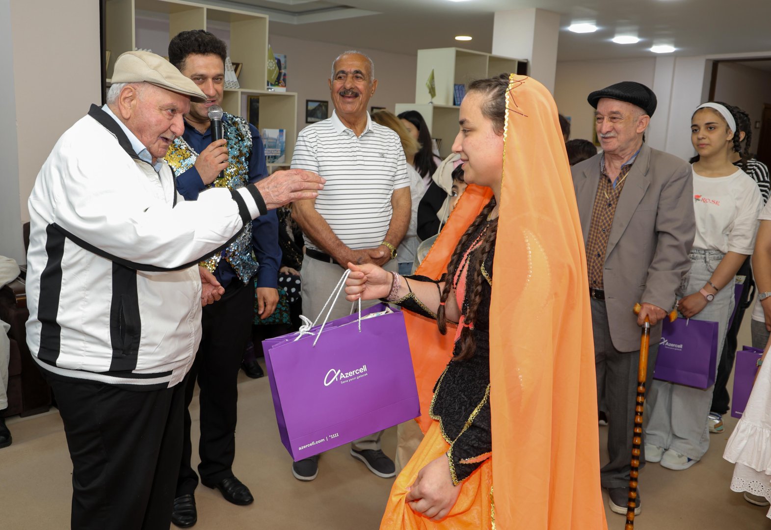 Azercell diqqət və qayğıya ehtiyacı olan iki nəsli bir araya gətirdi (FOTO)