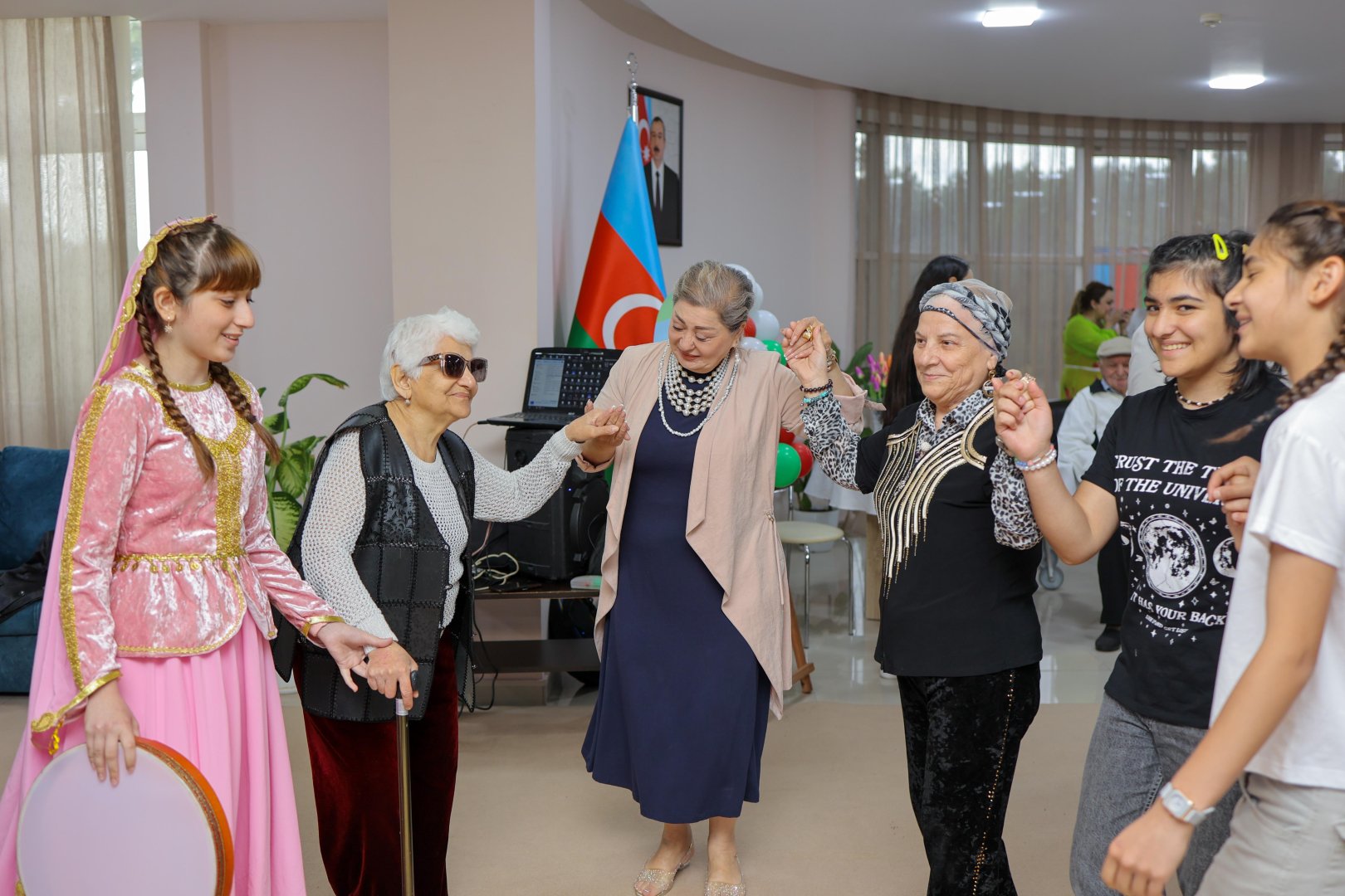 Azercell diqqət və qayğıya ehtiyacı olan iki nəsli bir araya gətirdi (FOTO)