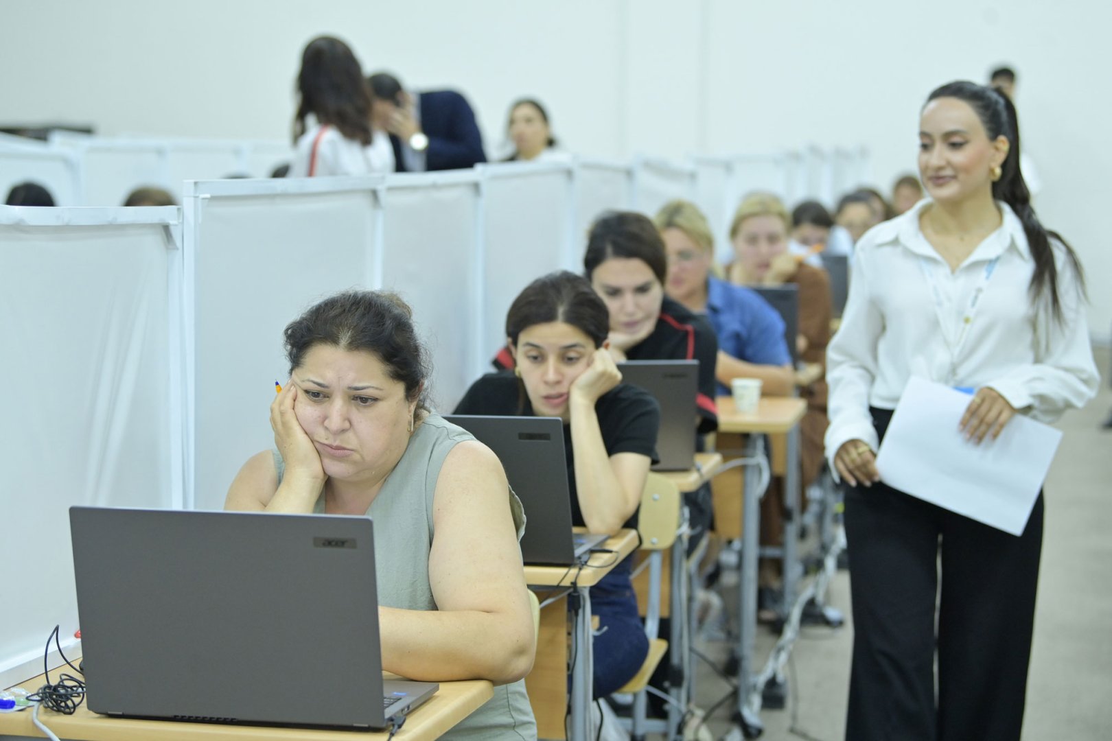 Millət vəkilləri sertifikatlaşdırma imtahanını izləyiblər (FOTO)