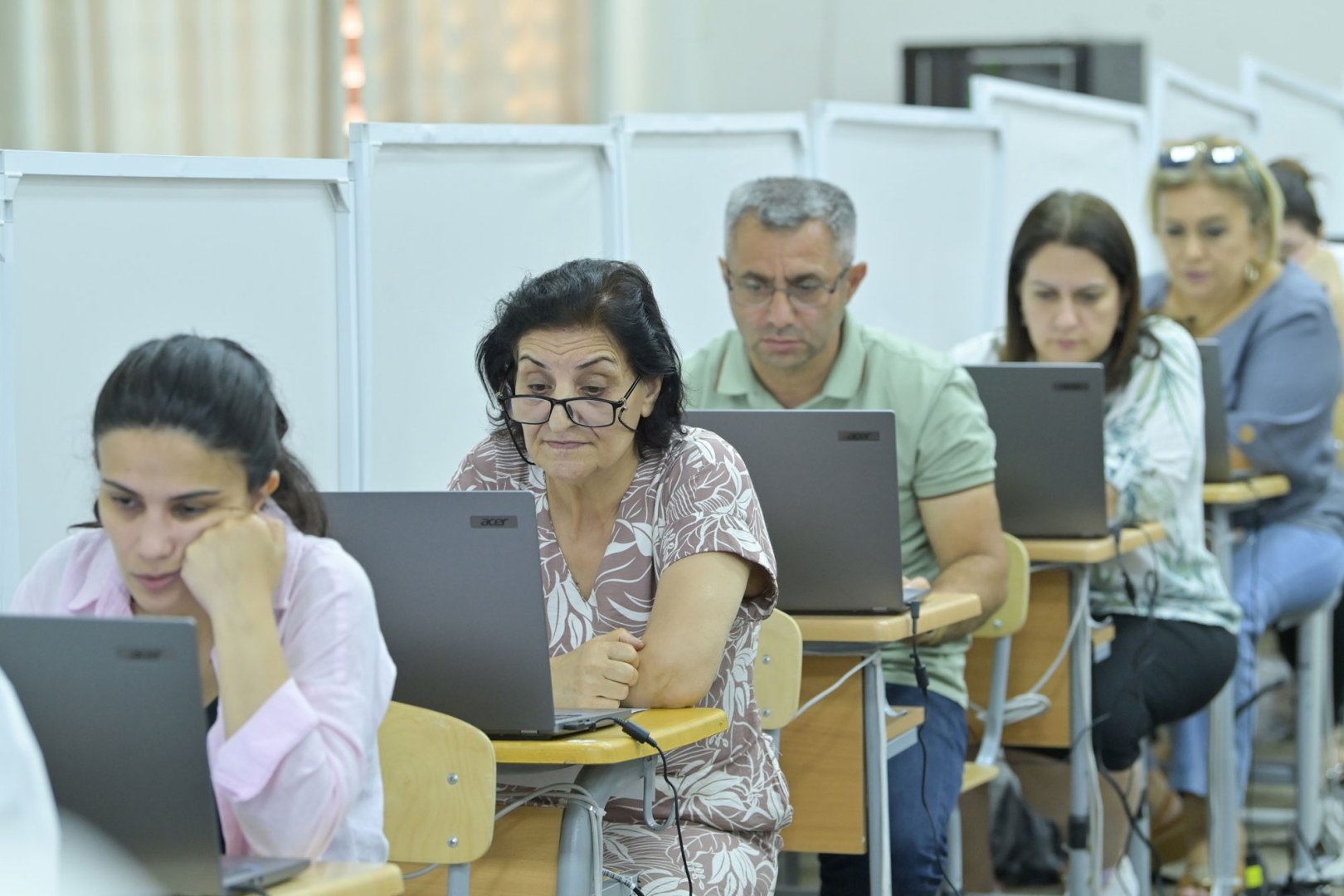 Millət vəkilləri sertifikatlaşdırma imtahanını izləyiblər (FOTO)