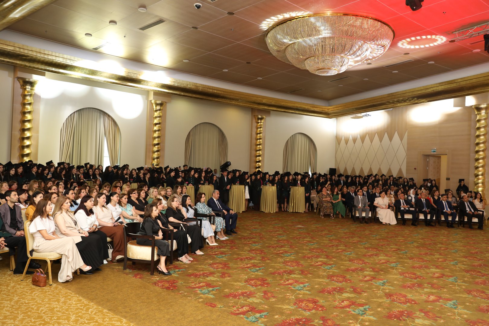Səhiyyə naziri məzunlarla görüşdə: "Azərbaycanın sağlam gələcəyi sizin əlinizdədir” (FOTO)
