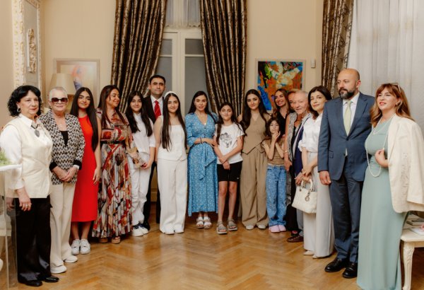 Maqsud İbrahimbəyov Yaradıcılıq Mərkəzində “Zeynəbin sehrli dünyası” adlı sərginin açılışı olub (FOTO)