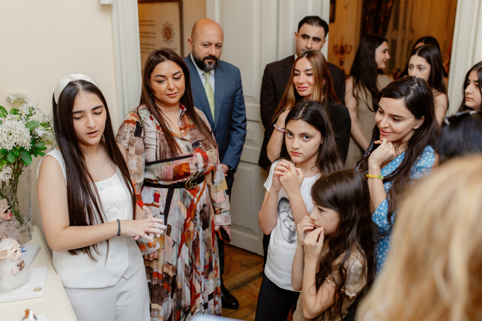 Maqsud İbrahimbəyov Yaradıcılıq Mərkəzində “Zeynəbin sehrli dünyası” adlı sərginin açılışı olub (FOTO)