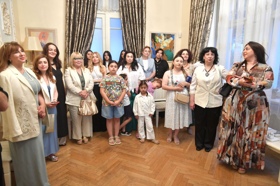 Maqsud İbrahimbəyov Yaradıcılıq Mərkəzində “Zeynəbin sehrli dünyası” adlı sərginin açılışı olub (FOTO)