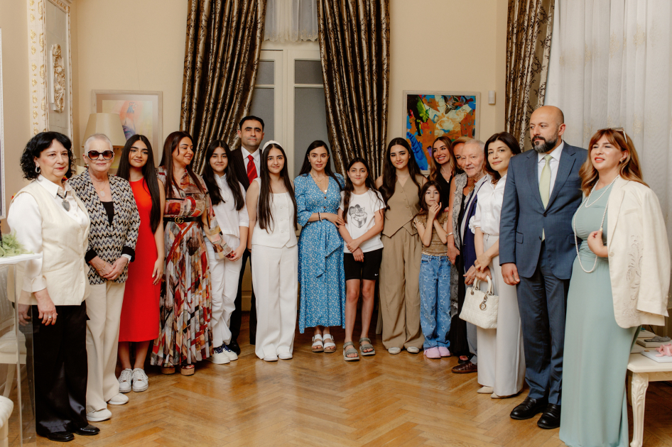 Maqsud İbrahimbəyov Yaradıcılıq Mərkəzində “Zeynəbin sehrli dünyası” adlı sərginin açılışı olub (FOTO)