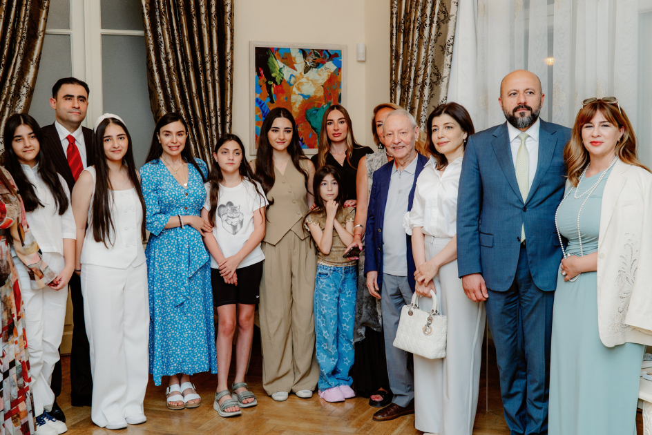 Maqsud İbrahimbəyov Yaradıcılıq Mərkəzində “Zeynəbin sehrli dünyası” adlı sərginin açılışı olub (FOTO)