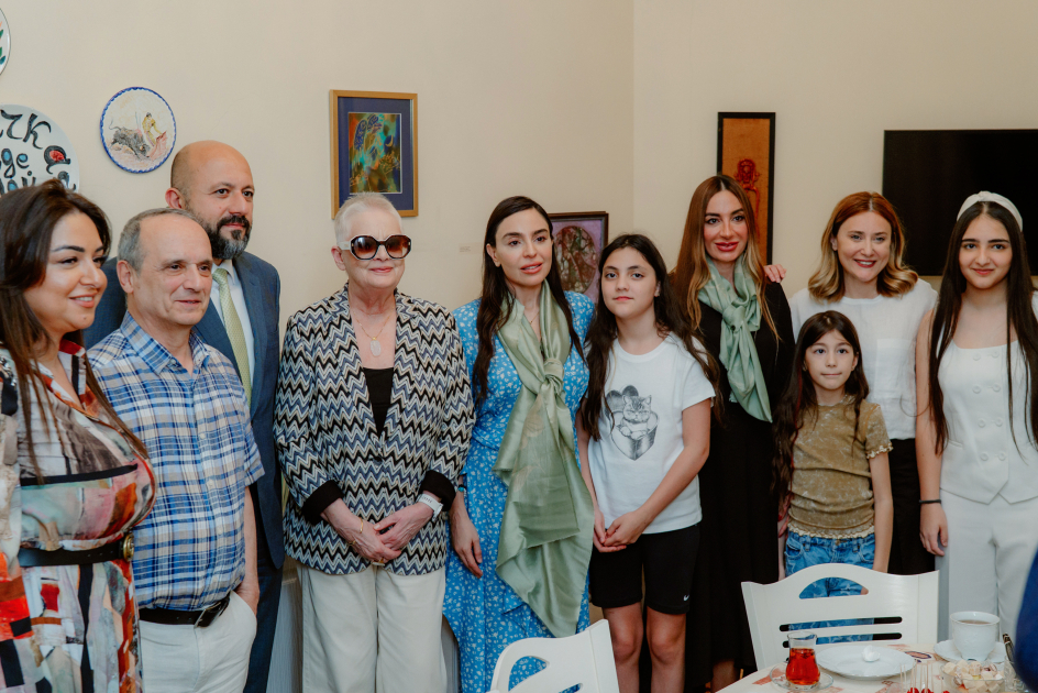 Maqsud İbrahimbəyov Yaradıcılıq Mərkəzində “Zeynəbin sehrli dünyası” adlı sərginin açılışı olub (FOTO)