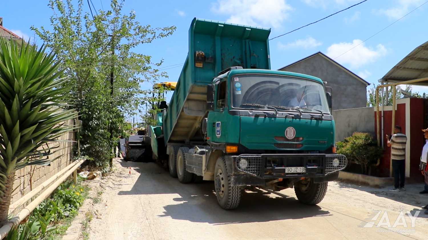 Binə qəsəbəsində küçə təmir olunur (FOTO/VİDEO)