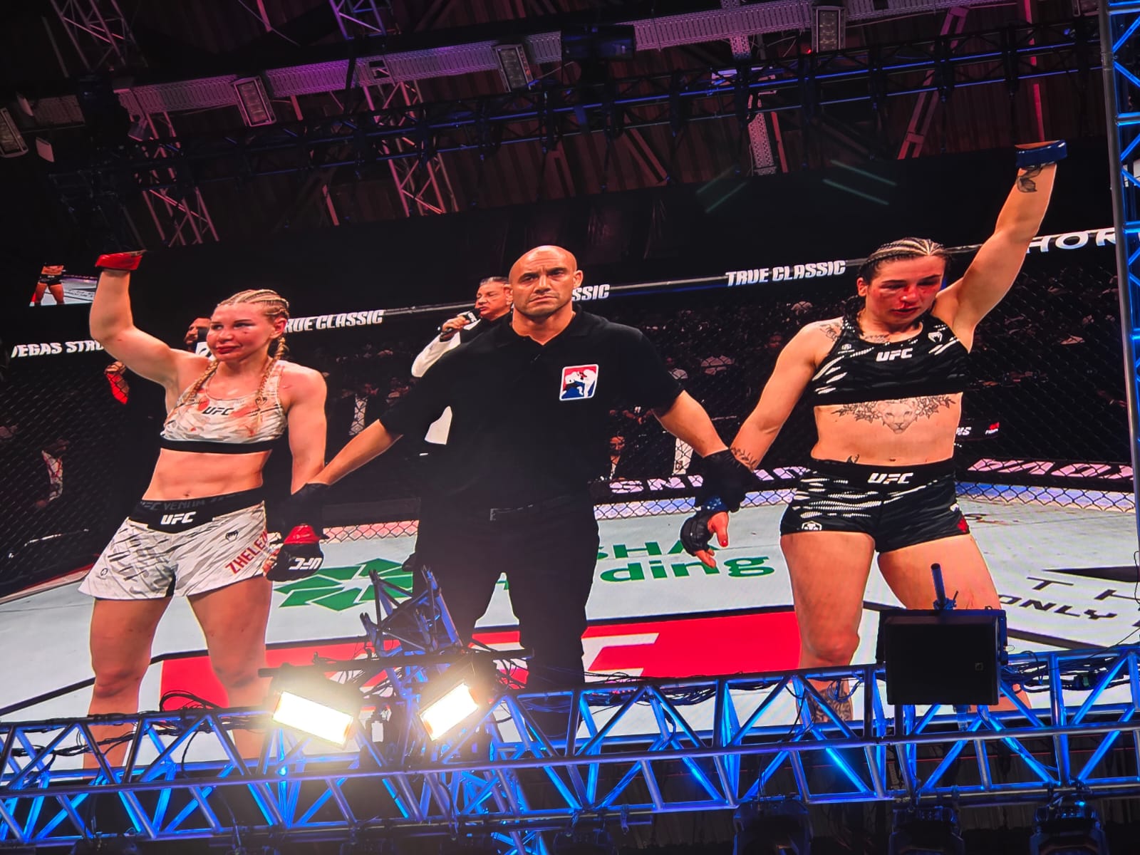UFC Fight Night: Rusiyalı döyüşçü qələbə qazanıb (FOTO)