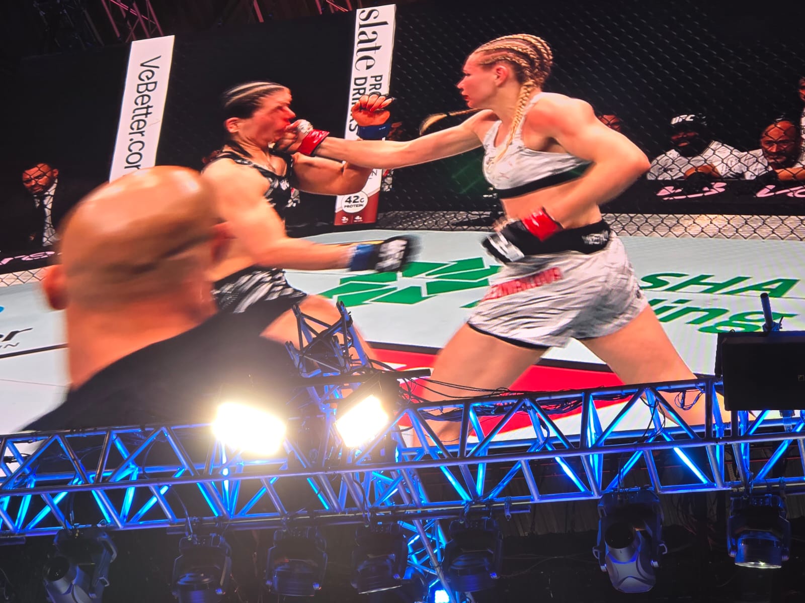UFC Fight Night: Rusiyalı döyüşçü qələbə qazanıb (FOTO)