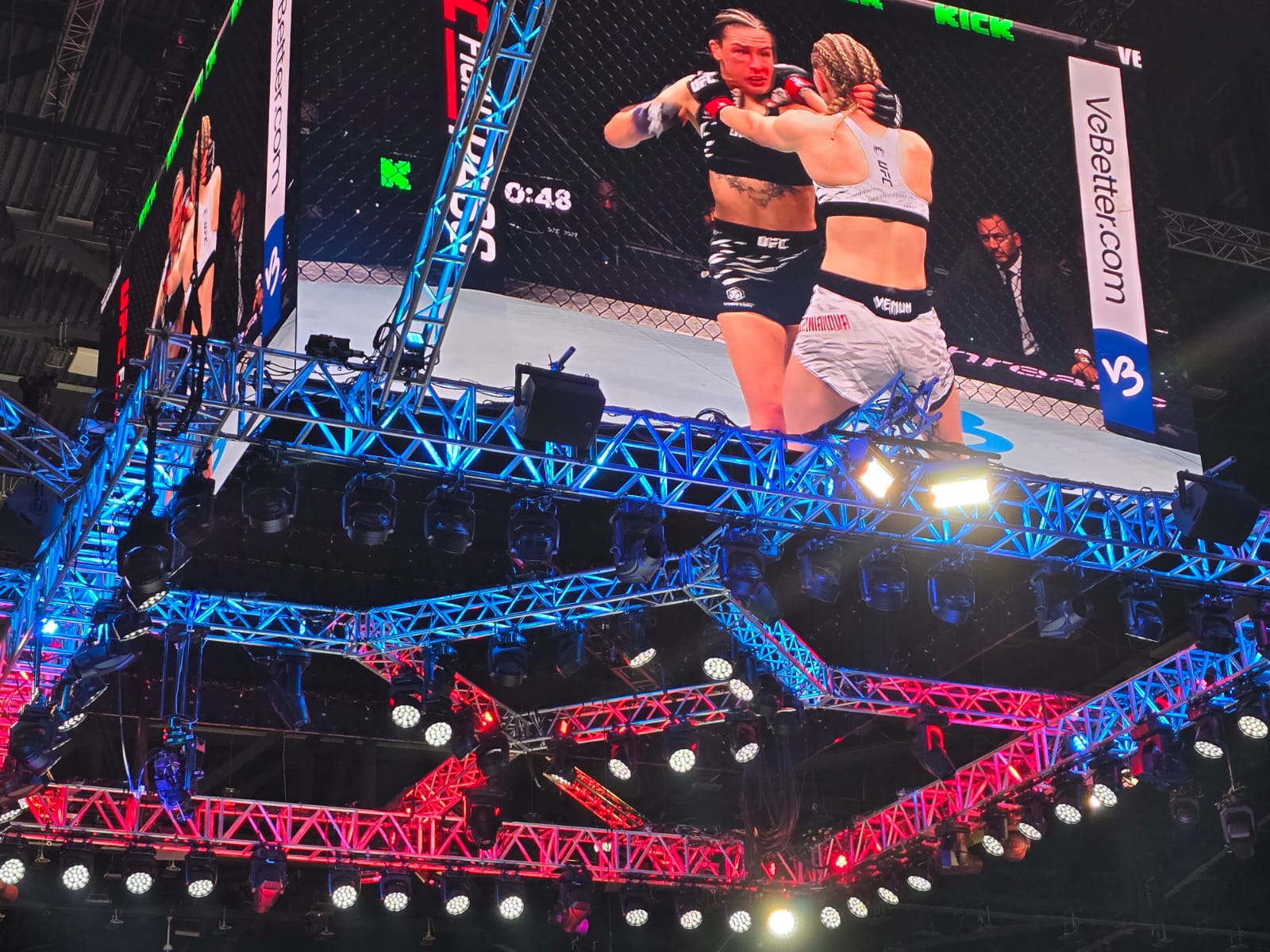 UFC Fight Night: Rusiyalı döyüşçü qələbə qazanıb (FOTO)