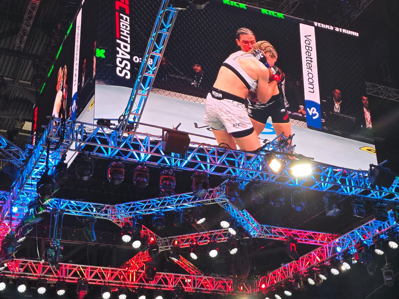 UFC Fight Night: Rusiyalı döyüşçü qələbə qazanıb (FOTO)