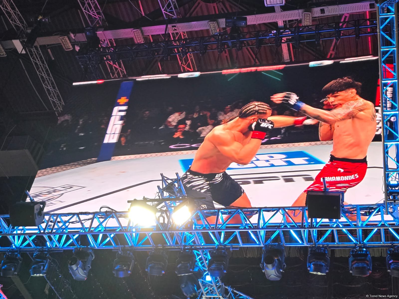 UFC Fight Night: Rafael Fiziyev qalib olub (FOTO)