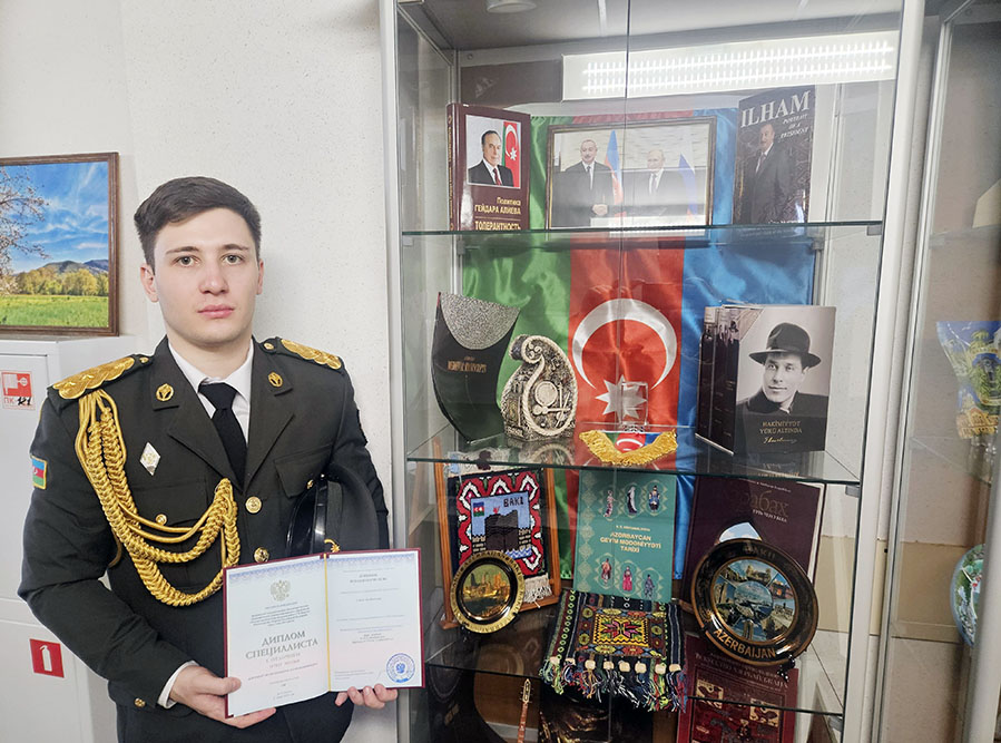 Rusiyada təhsilini bitirən hərbi qulluqçularımıza diplomlar təqdim edilib (FOTO)
