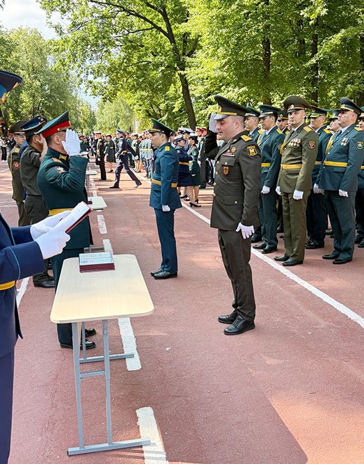 Rusiyada təhsilini bitirən hərbi qulluqçularımıza diplomlar təqdim edilib (FOTO)