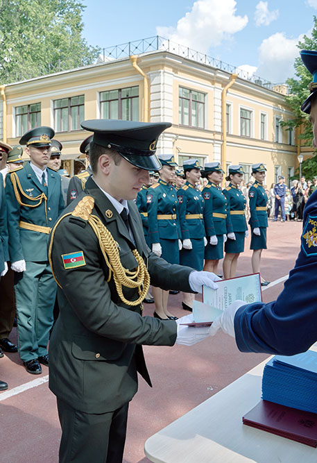 Rusiyada təhsilini bitirən hərbi qulluqçularımıza diplomlar təqdim edilib (FOTO)