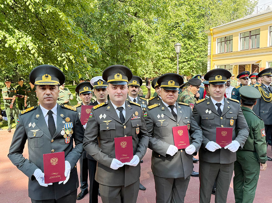 Rusiyada təhsilini bitirən hərbi qulluqçularımıza diplomlar təqdim edilib (FOTO)