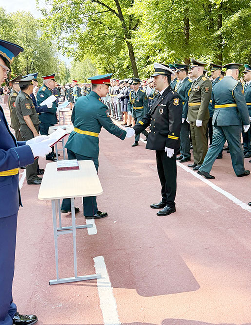 Rusiyada təhsilini bitirən hərbi qulluqçularımıza diplomlar təqdim edilib (FOTO)